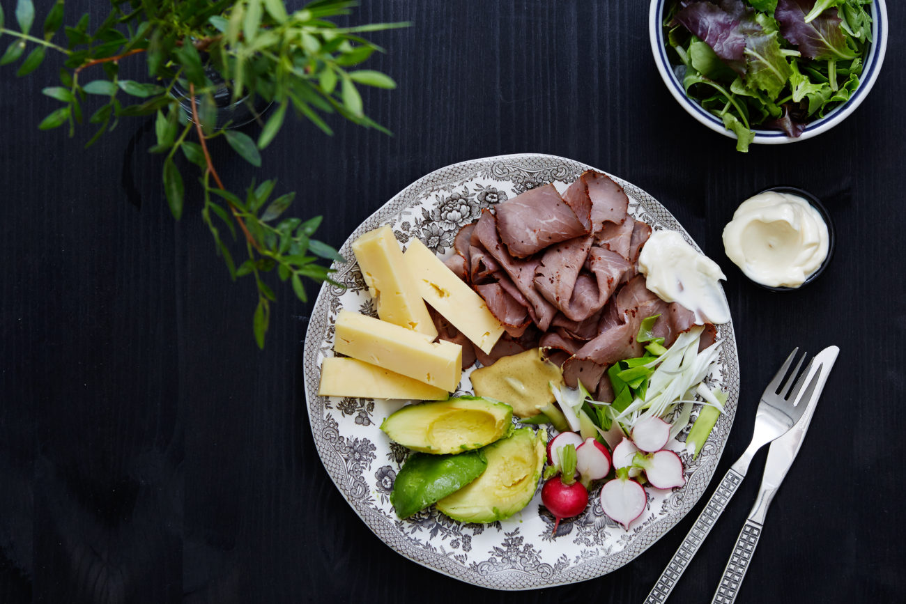 Кето-салат с ростбифом и сыром чеддер