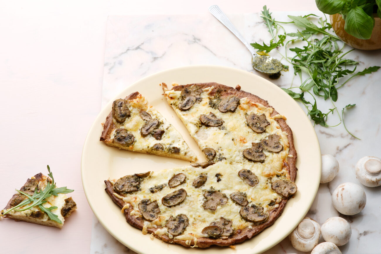 Белая кето-пицца с грибами и соусом песто