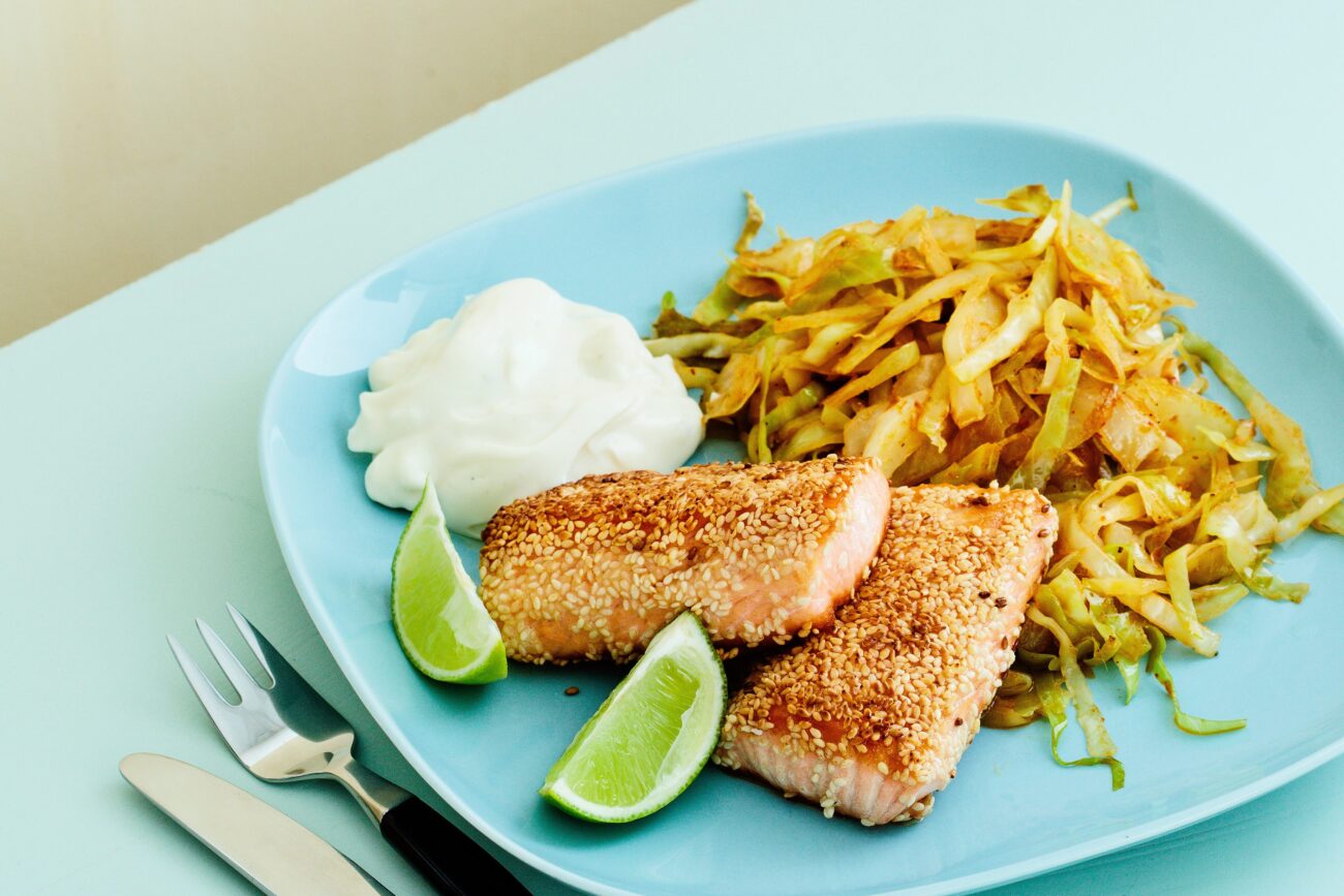 Кунжутный кето-лосось с капустой в тайском соусе карри